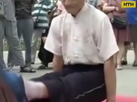 81-летний йог из Китая удивляет сложнейшими акробатическими трюками