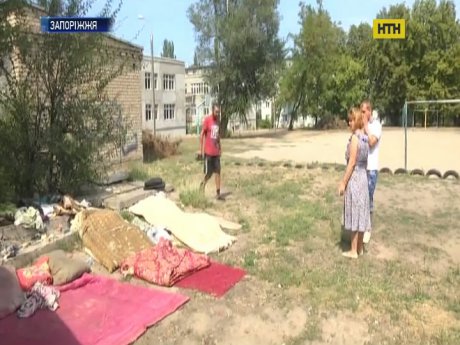 Бездомные расположились на территории запорожской школы