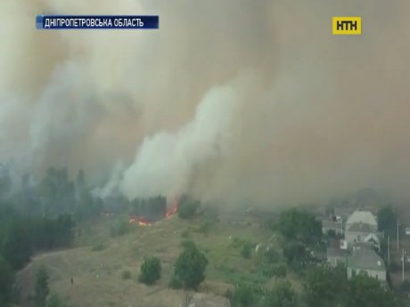 На Дніпропетровщині лісові пожежі наближаються до будинків