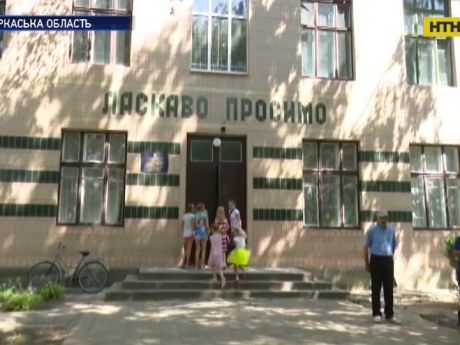 Мешканці села Топилівка повстали проти місцевих чиновників - nі хочуть позбавити дітлахів школи