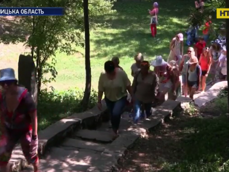 Біля Вінниці є село, що процвітає та заповнене туристами