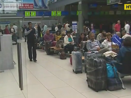 Украинские туристы застряли в аэропорту, потому что туроператор не оплатил их рейсы