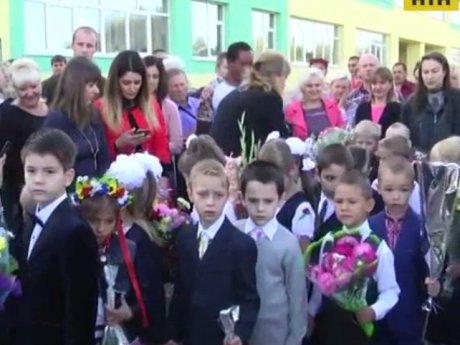 Найстарша мама в Україні привела свою доньку в перший клас