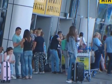 Покинуті туристи з Іспанії повернулися додому