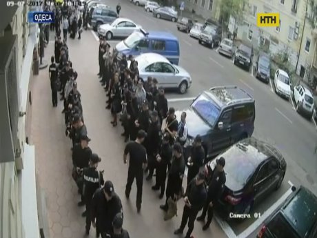В Одесі правоохоронці шукають зброю, вибухівку та наркотики