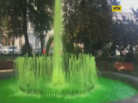 Невідомі підфарбували столичні фонтани