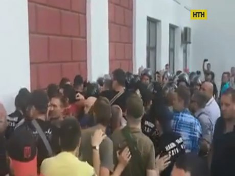 Обурені загибеллю дітей одесити штурмують міськраду