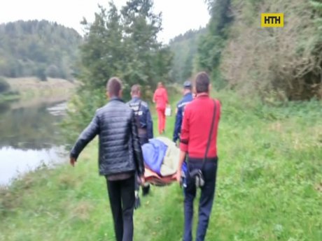 Рівненські рятувальники витягали з ущелини травмованого скелелаза