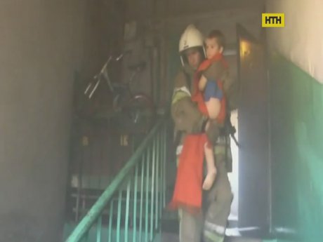 Полтавские спасатели вынесли из задымленной квартиры пенсионерку и двоих детей