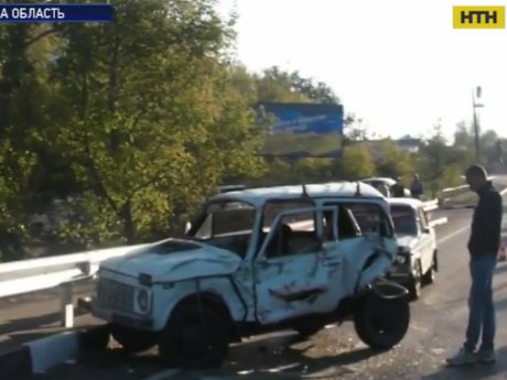 Вантажівка, в якої відмовили гальма, розчавила пасажирський автобус із людьми в салоні