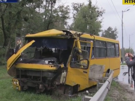 На Київщині на мокрій дорозі зіткнулися маршрутка та службовий автобус Нацгвардії