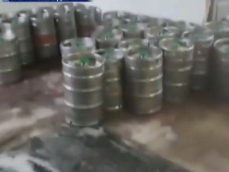 СБУ и Фискальная служба изъяли из подпольных цехов алкоголь, изготовленный из омывателя для стекла