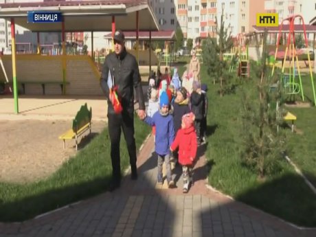 Парубок-вихователь підкорив серця дітей та батьків у вінницькому садочку