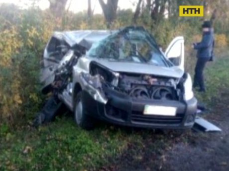 На Вінниччині військовий бронетранспортер протаранив легковик