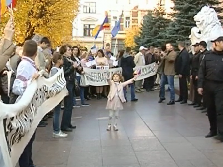 В Черновцах румынская община пикетировала облсовет из-за закона "Об образовании"