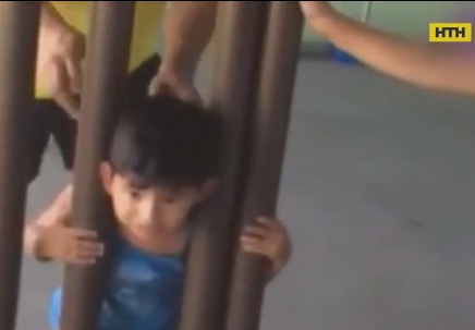 Двухлетний мальчик застрял головой между трубами в Бразилии