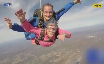 94-летняя пенсионерка прыгнула с парашютом