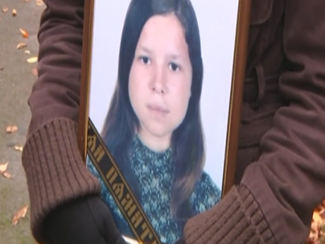 В Житомирской области похоронили 17-летнюю девушку, которую зверски избили друзья