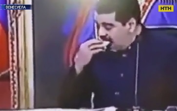Президент Венесуэлы ест пирог во время прямого эфира