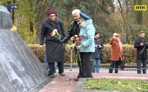 На честь 74 річниці визволення Києва від фашистських загарбників, у столиці поклали квіти до пам'ятника генералу Ватутіну