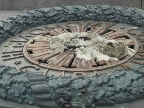У Києві вандали залили цементом Вічний вогонь