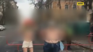 Активістки Femen роздяглися під Адміністрацією Президента