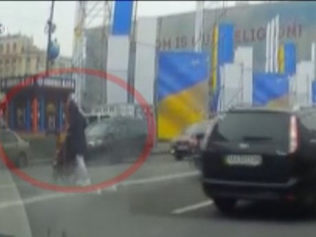 Матір, що перетинала 8 дорожніх смуг з дитиною у візку