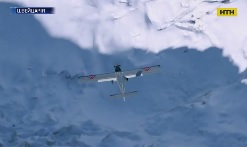 Екстремали зістрибнули з вершини Швейцарських Альп і залетіли всередину літака
