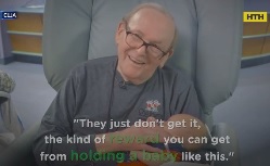 Необычный волонтер: в Атланте дедушка нянчит младенцев в реанимации