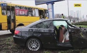 БМВ протаранив маршрутку в Києві