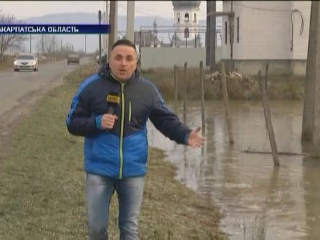 На Закарпатті відкачали воду з будинків, які були підтоплені через повінь