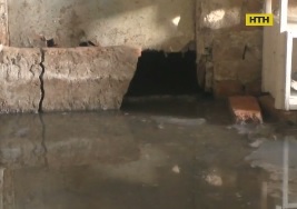 Стічні води затоплюють бомбосховище у Луцьку