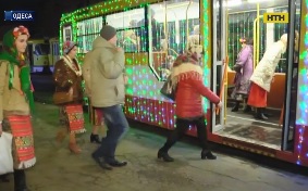 В Одессе встретили Рождество настоящим парадом праздничных трамваев с колядниками