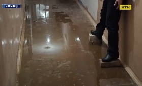 В Черновцах нечистоты заливают пятиэтажку