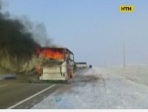 Огляд ДТП: у Казахстані живцем згоріли 52 пасажири автобуса, на Сумщині маршрутка влетіла у снігоприбиральну техніку