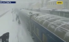 Украину накрыла непогода: в Черкасской области застрял скоростной поезд, в Одесской области остановили движение пассажирских автобусов