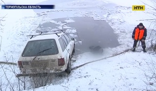 Погиб водитель автомобиля, который провалился под лед в Тернопольской области