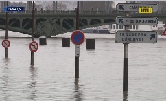 Париж уходит под воду: власти закрывают музеи, из Лувра эвакуируют экспонаты