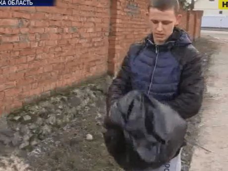 На Вінниччині звичайний школяр замість комунальників самотужки прибирає від сміття вулиці