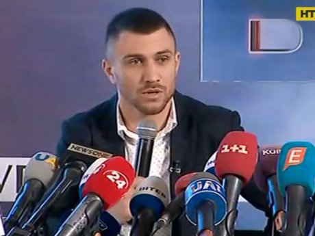 У Києві вболівальники зустрічали двократного олімпійського чемпіона світу Василя Ломаченка