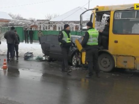 Одна людина загинула, ще 8 дістали травм під час страшної аварії в Маріуполі