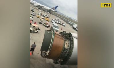 У Боинга 777 над Тихим океаном развалился двигатель