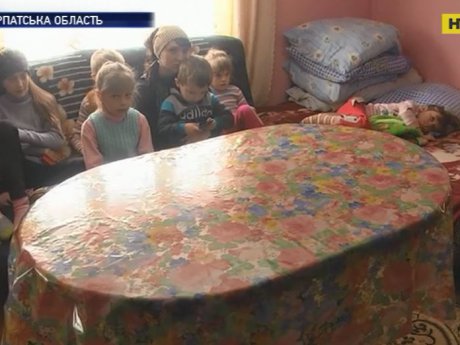 На Закарпатье похоронили умершую в автобусе 2-летнюю девочку, но сейчас в семье борются за жизнь других детей