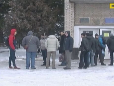 В Луцьку в чергах до військкоматів стоять чоловіки за 50