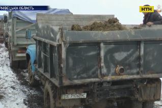 Тонни гнилих свинячих решток викинули на посіви селян