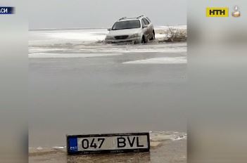 Водитель "евробляхи" запарковался на реке, и ушел под лед