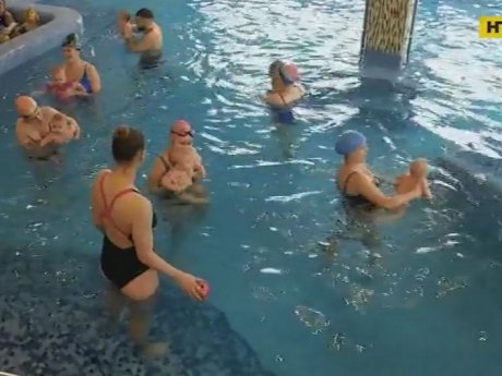 В Ровно младенцы в подгузниках приняли участие в соревнованиях по плаванию