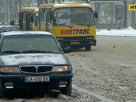 Потужний снігопад спричинив сотні незначних аварій у Києві та травми у пішоходів