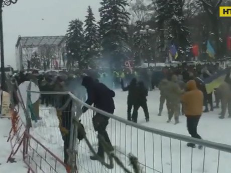 14 правоохранителей пострадали во время столкновений под Радой