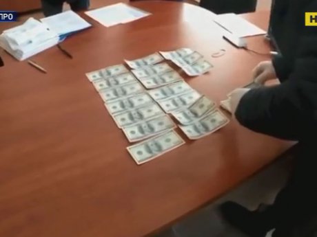 Керівника одного з митних постів Дніпропетровщини затримано за хабар